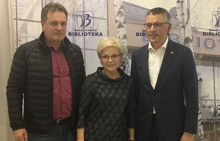 Seimo NSGK pirmininkas Vytautas Bakas (dešinėje) su bendražygiais. Nuotr. facebook.com