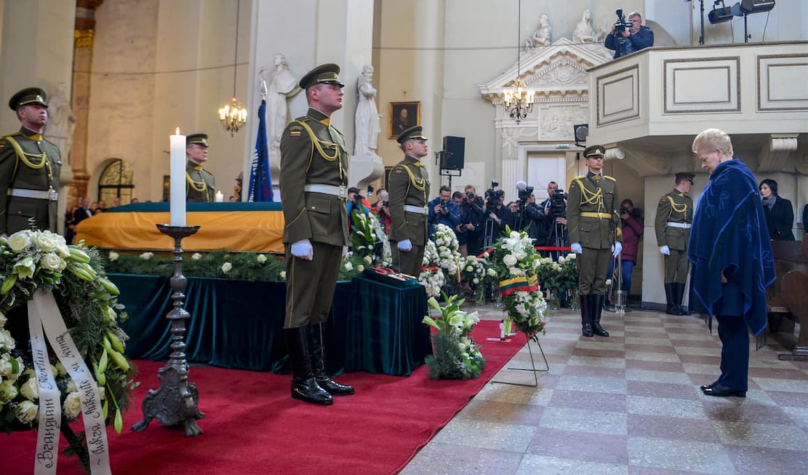 Melagė, Rusijos Federacijos valstybės paslaptis, buvusi Lietuvos nepriklausomybės priešininkė (kolaborantė), komunisto Mykolo Burokevičiaus bendražygė, savo biografijos klastotoja, NKVD gaisrininko (vėliau tremtinio) duktė, fotosesijų su vaikučiais ir karine technika fanė, daugelio tautinių ir tremtinių renginių dalyvė, gerųjų iniciatyvų iniciatorė, dainininkė bei šokėja, LR prezidentė Dalia Grybauskaitė (dešinėje). Nuotr. prezidentas.lt