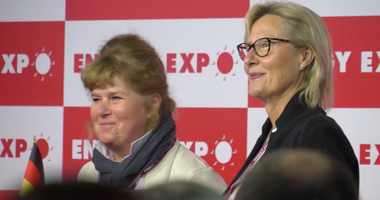 Baltarusijos energetikos ministro pavaduotoja Olga Prudnikova ir Vokietijos energijos agentūros DENA vykdomoji direktorė Kristina Haverkamp po pasirašytos bendradarbiavimo sutarties.