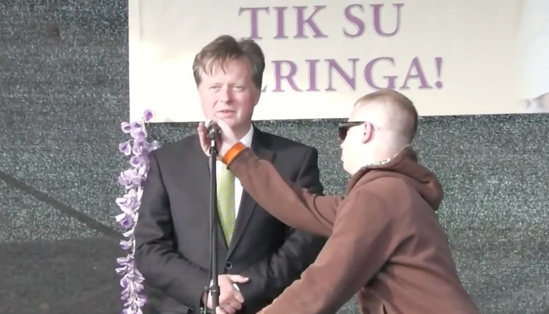 Andrius Tučkus sako kalbą Garliavoje, Klonio garvėje, Kedžių namo kieme. 2012 m. gegužės 14 d.