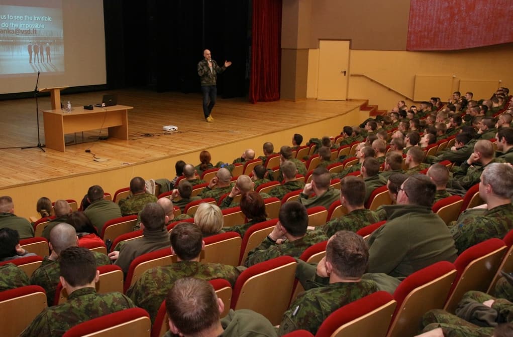 Žmonių partijos veidas Algis Ramanauskas-Greitai skaito paskaitą lietuvos kariams.