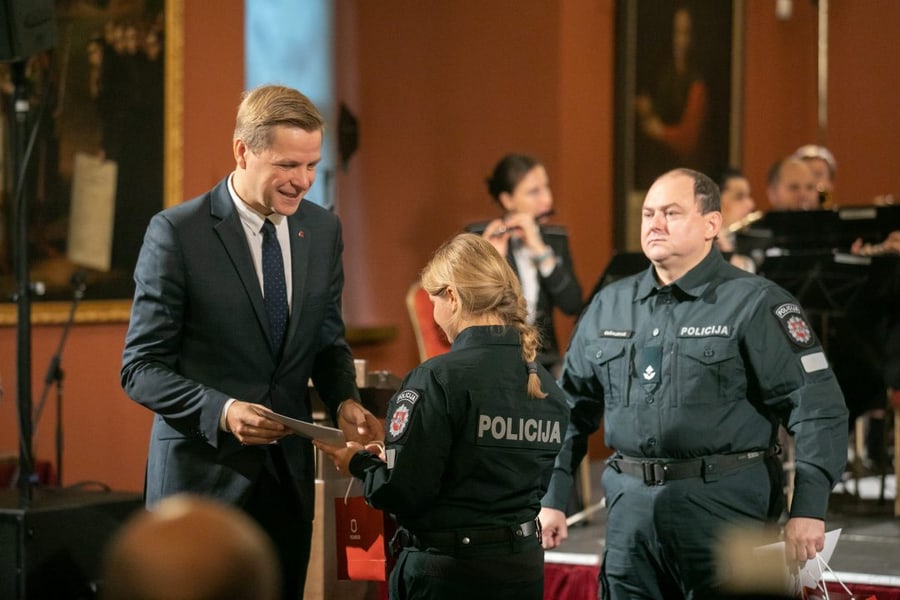 Mero padėką gavo Mindaugas Gušauskas (dešinėje), Vilniaus apskrities vyriausiojo policijos komisariato Viešosios tvarkos valdybos Mobilios kuopos vadas.