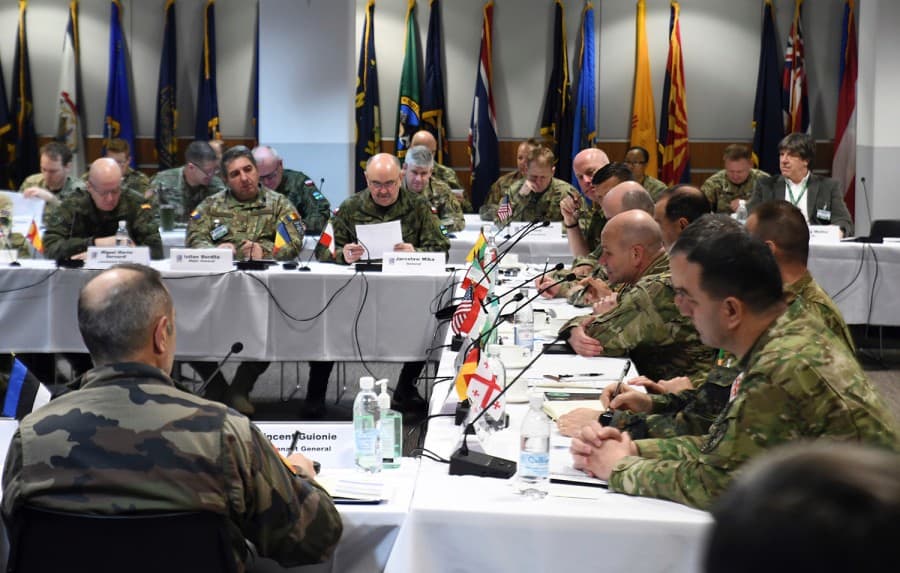 Lenkijos ir JAV generolams, bet ne Lietuvos kariams, koronavirusas smogė konferencijoje, surengtoje JAV armijos Europoje (USAREUR) ir NSA (Nacionalinio saugumo agentūros) filialų būstinėje Vokietijoje.
