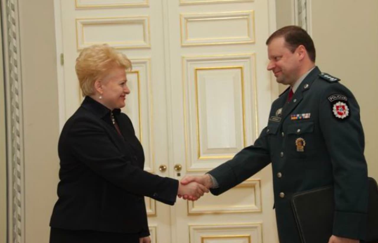 2011–2014 m. policijos generalinis komisaras Saulius Skvernelis (dešinėje). Nuotr. prezidentas.lt