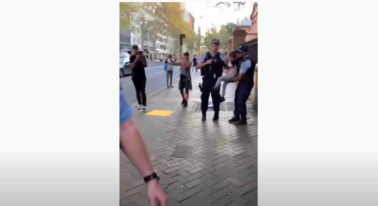 Sidnėjuje policija nerangiai susidorojo su protestuojančia motina – vaikas policininko rankose išgyveno šoką