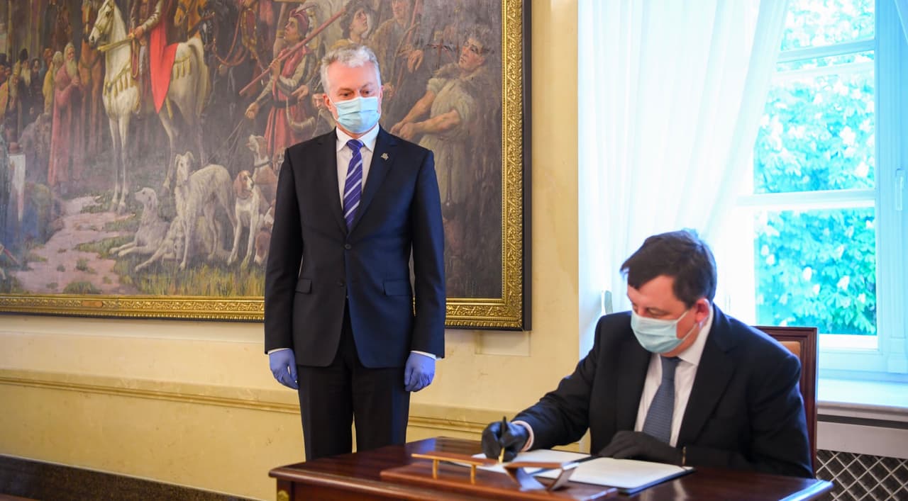 Pasirašymo akimirka. Nuotr. prezidentas.lt