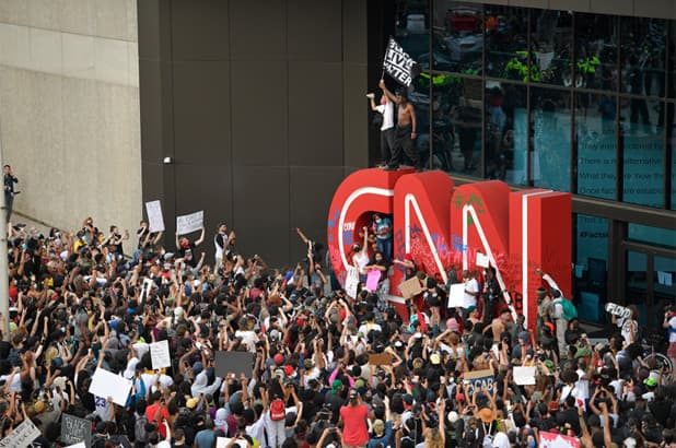 D. Trampas išsišaipė iš CNN televizijos, kurios būstinę Atlantoje atakavo protestuotojai