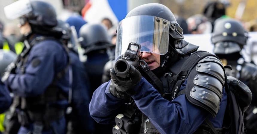 Adama Traore mirtis: policijos prefektas draudžia mitingą Paryžiuje