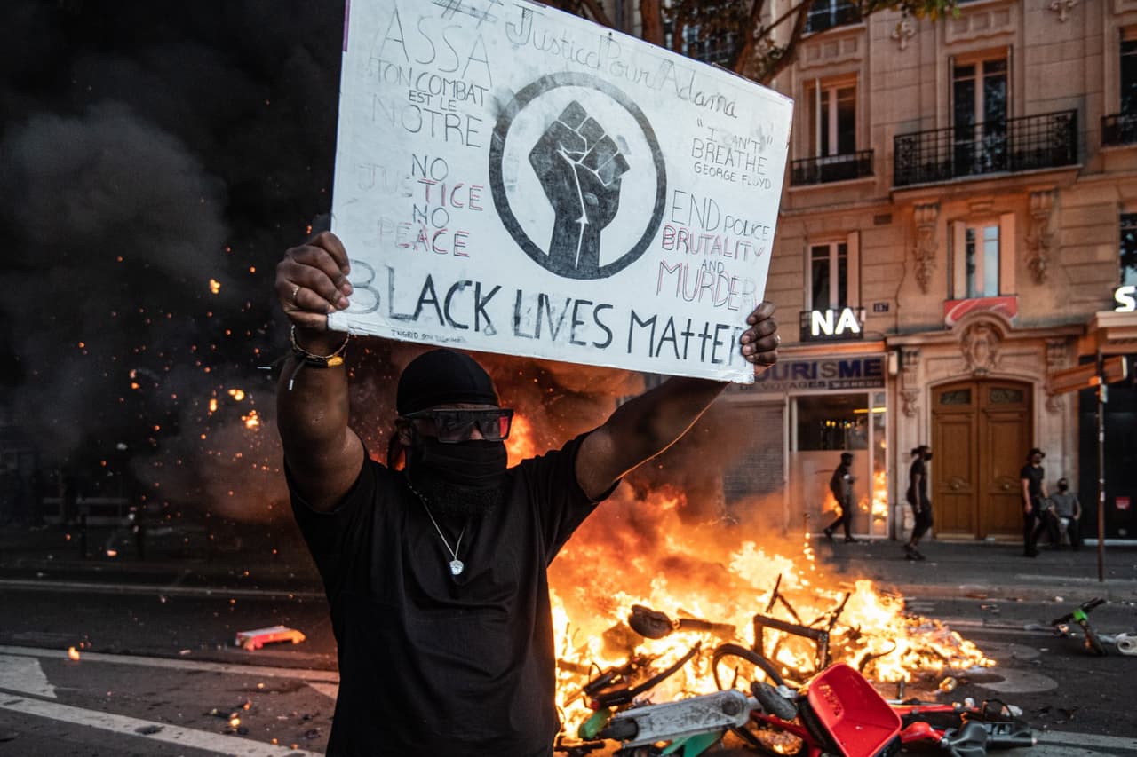 Chaosas iš JAV persikėlė į Paryžių: BLACK LIVES MATTER aktyvistai naikina miestą
