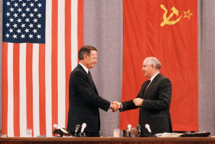 Pasirašę „START I“ susitarimą dėl abipusio abiejų šalių strateginio branduolinio ginklo panaikinimo, prezidentai Džordžas Bušas (George H. W. Bush) ir Michailas Gorbačiovas spaudžia ranką pasibaigus spaudos konferencijai. Maskva, 1991 m. liepos 31 d.