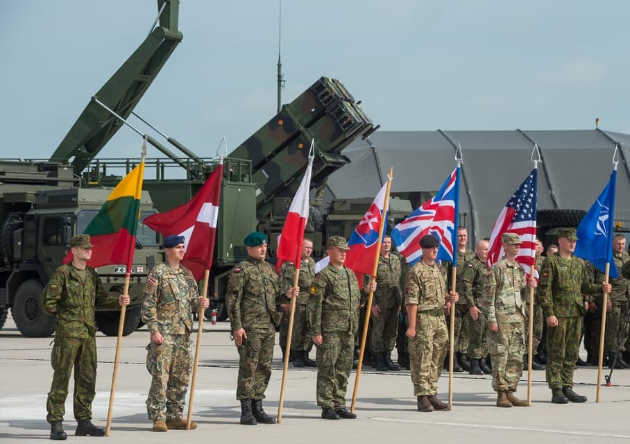 Alfredo Pliadžio nuotraukoje – 2017 m. Lietuvoje vykusių tarptautinių pratybų atidarymo Aviacijos bazėje ceremonija.