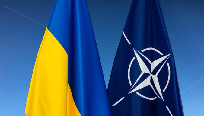 Ukrainos (kairėje) ir NATO vėliavos.