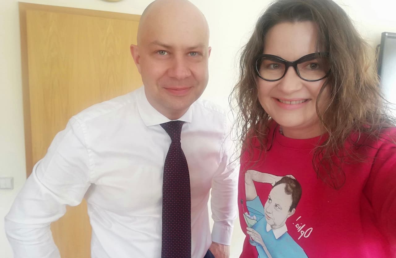 Sveikatos apsaugos ministro patarėja ryšiams su visuomene ir Valstybinės ligonių kasos ryšių su visuomene vadovė Lina Bušisnkaitė (dešinėje). Nuotr. facebook.com
