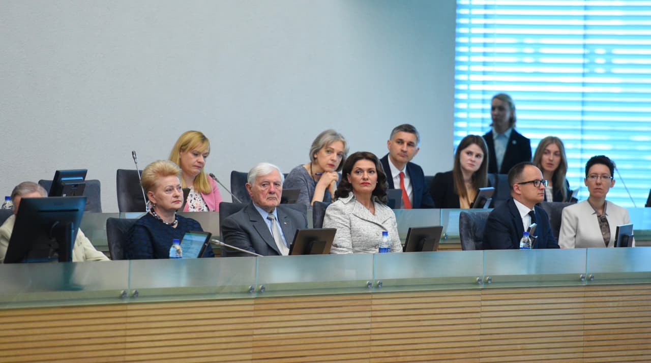Prezidento kalbods įdėmiai klausėsi kiti Lietuvos prezidentai. Nuotr. prezidentas.lt