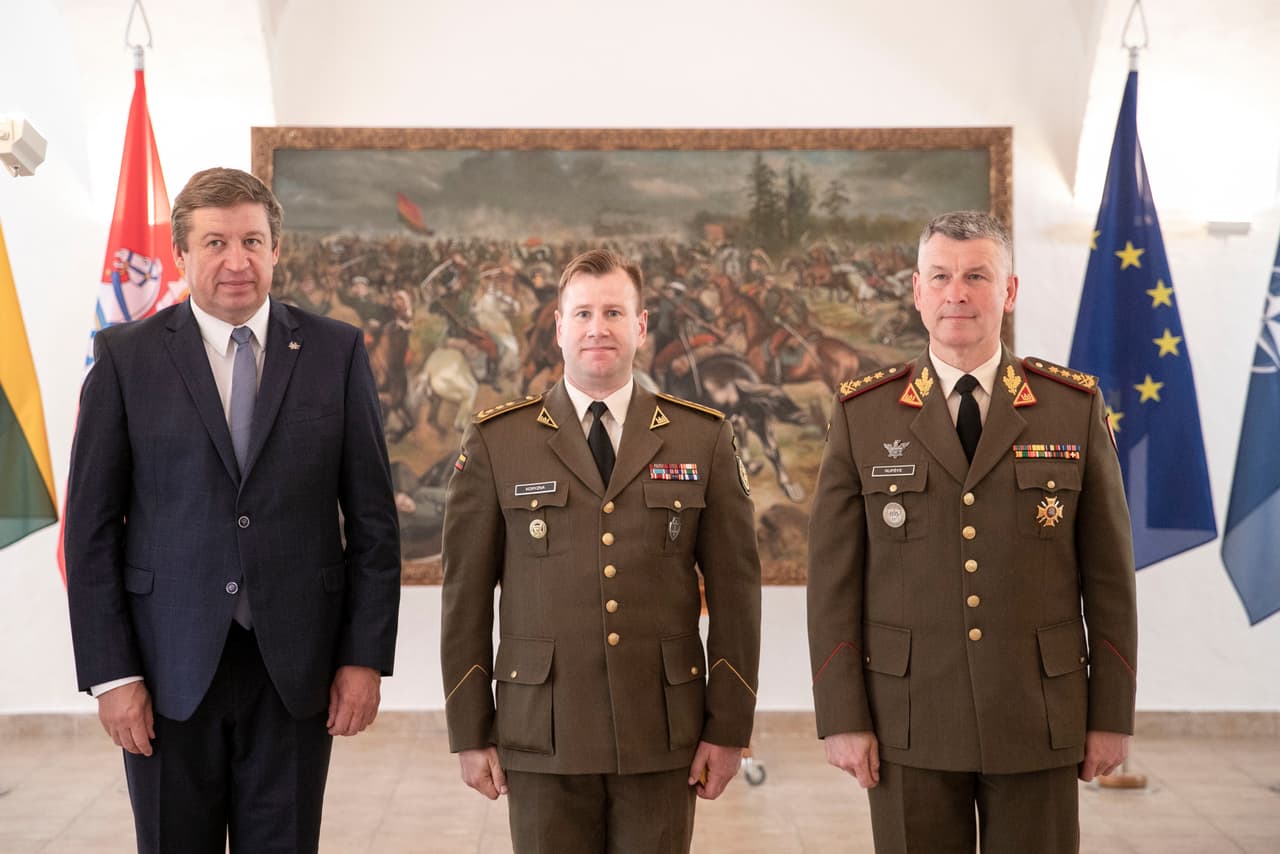 Pulkininko laipsnio suteikimo ceremonija, 2020 m. liepos 20 d. (Iš kairės) Krašto apsaugos ministras Raimundas Karoblis, LK SKD direktorius plk. G. Koryzna, LK vadas gen. ltn. Valdemaras Rupšys. Vyr. srž. sp. Ievos Budzeikaitės nuotr.