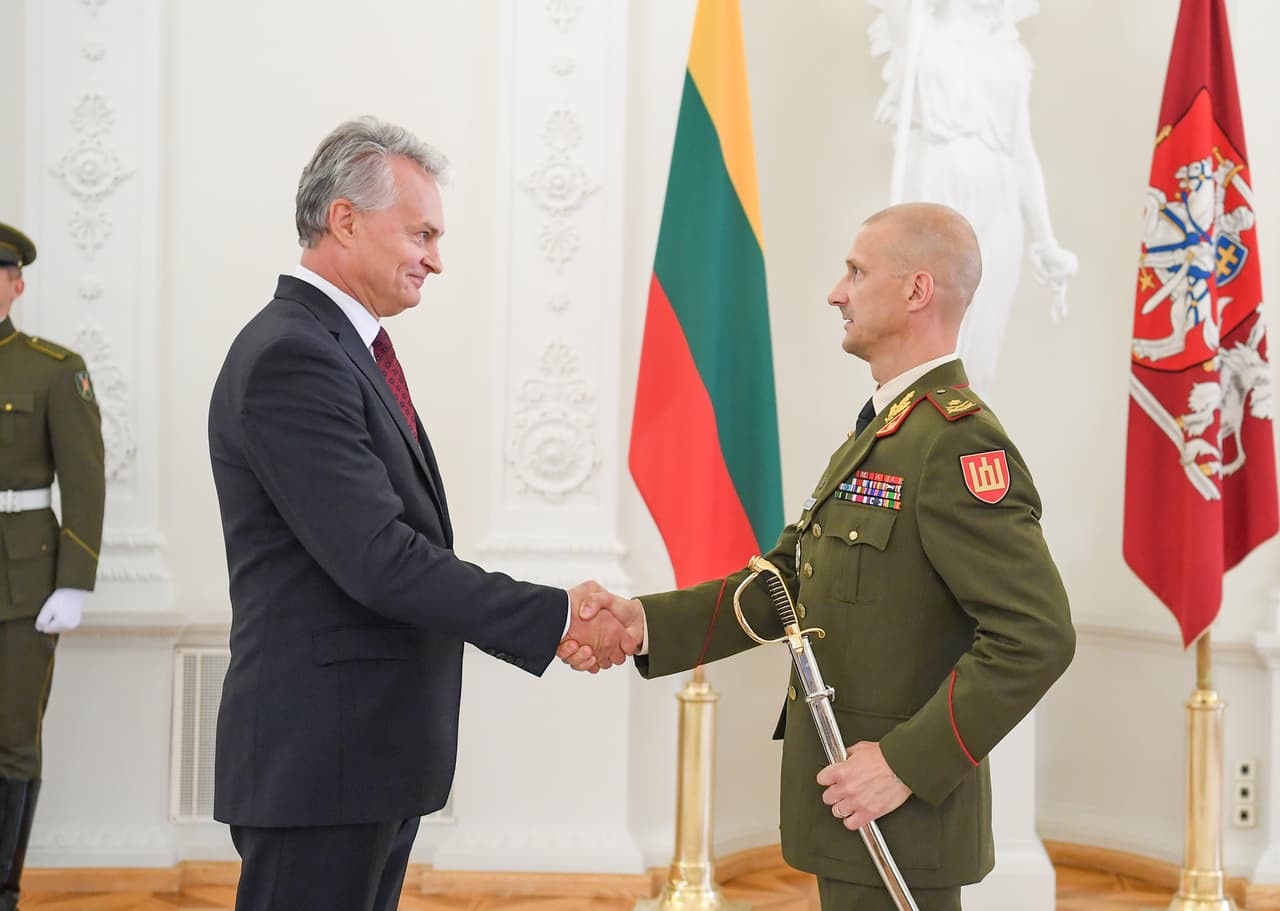 Lietuvos Respublikos prezidentas Gitanas Nausėda už nepriekaištingą tarnybą, šalies ir jos kariuomenės stiprinimą suteikė brigados generolo laipsnį Antrojo operatyvinių tarnybų departamento prie Krašto apsaugos ministerijos direktoriui Remigijui Baltrėnui. LR Prezidento kanceliarijos / Roberto Dačkaus nuotr.