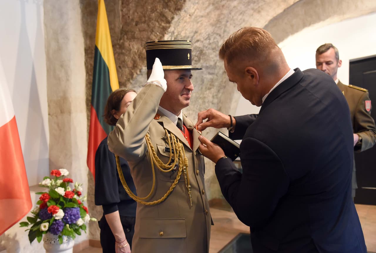 Už nuopelnus stiprinant dvišalį Lietuvos ir Prancūzijos bendradarbiavimą gynybos srityje diplomatinę tarnybą baigusiam Prancūzijos gynybos atašė pulkininkui Stéphane Loechleiter krašto apsaugos viceministras Eimutis Misiūnas įteikė medalį „Už nuopelnus“. Nuotr. aut. G. Maksimovicz-Alkema .