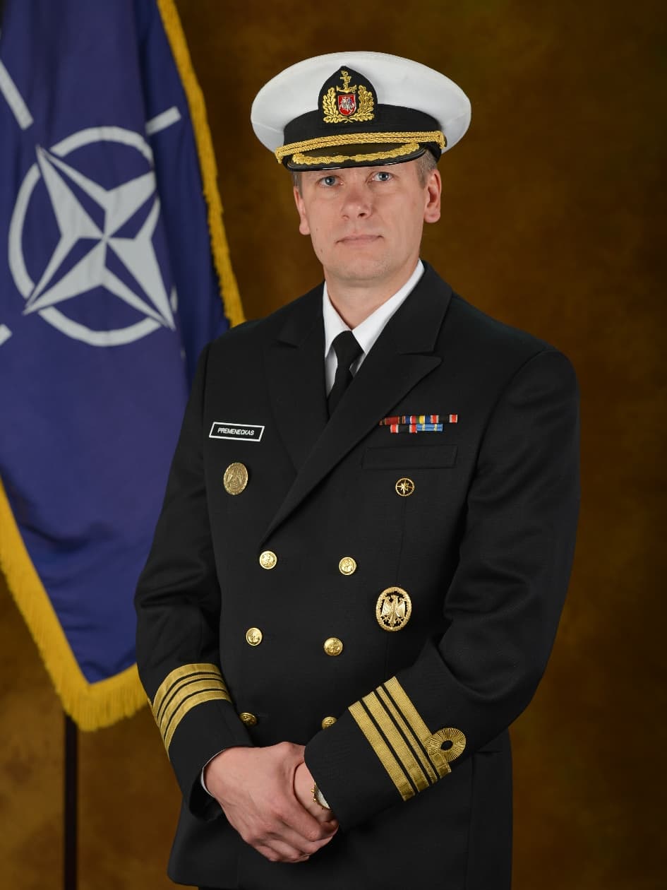 NATO Sąjungininkų pajėgų Jūrinio komponento vadavietės nuotraukoje j. kpt. Giedrius Premeneckas.