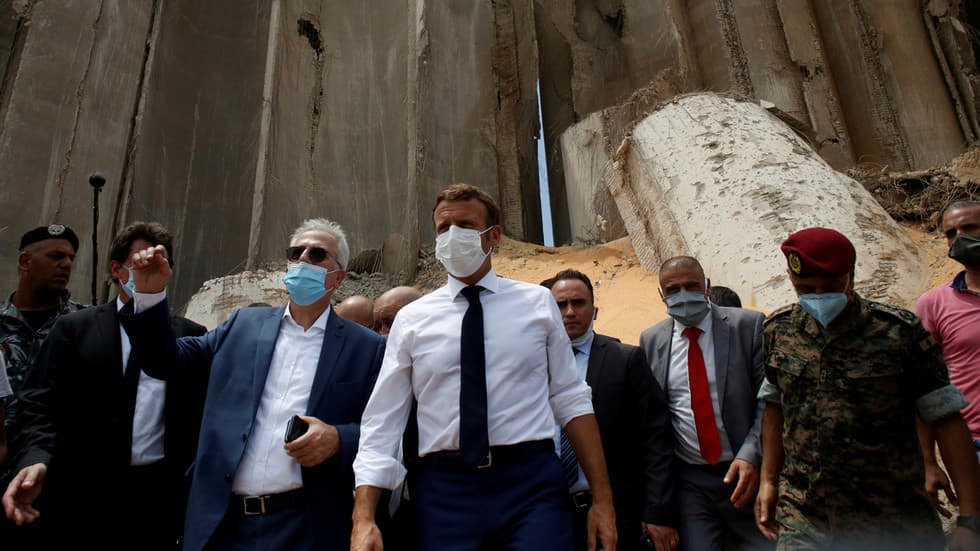 Beirute Emanuelis Makronas (baltais marškiniais, balta kauka) susitiko su Libano vadovais.