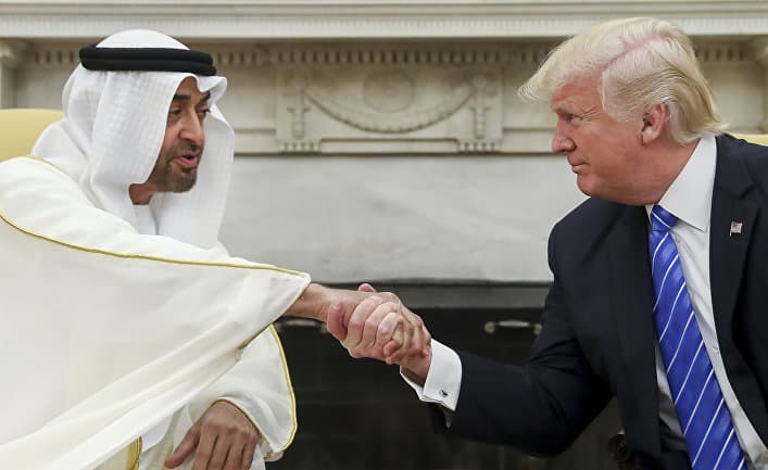 JAE šeichas Mohamedas bin Zajedas Al Nahjanas (kairėje) ir JAV prezidentas Donaldas Trampas.