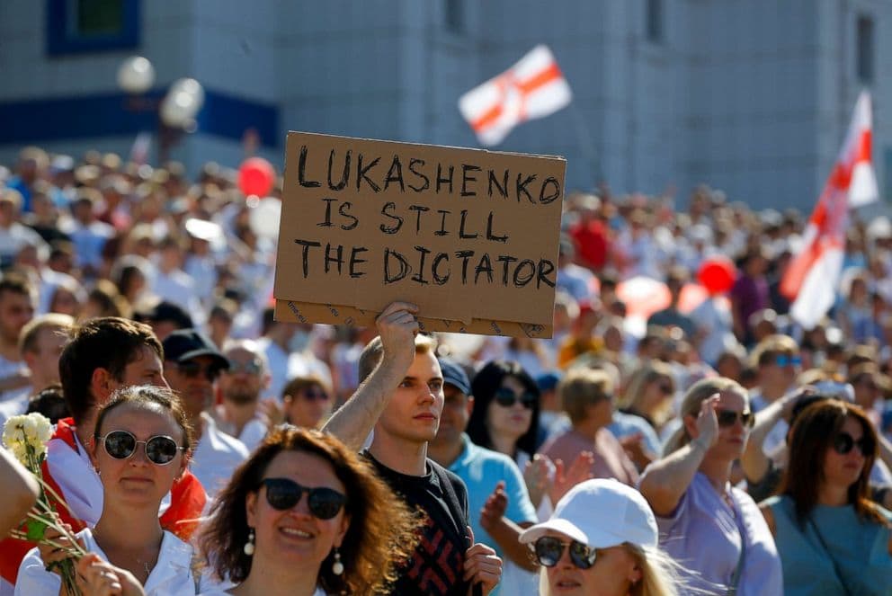 Nors pasaulyje siaučia koronaviruso pandemija, Baltarusijoje žmonės visiškai nesilaiko saugaus atstumo ir rekomendacijų nešioti veido kaukes. Nuotr. abcnews.com