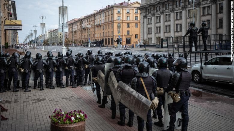 Ar Minsko gatvėse pasirodę tankai – iš Rusijos?