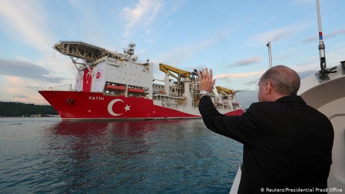 Turkijos prezidentas R. T. Erodanas moja ranka dujų telkinį SAKARYA atradusiam laivui FATIH ("Užkariautojas").