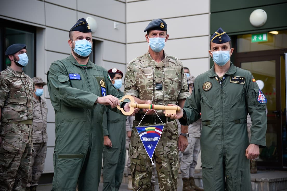 Antano Gedrimo (KOP AB) nuotraukoje: Rugsėjo 1 d. NATO oro policijos misijos kontingentų pasikeitimo ceremonijos Lietuvos karinių oro pajėgų Aviacijos bazėje Šiauliuose akimirka.