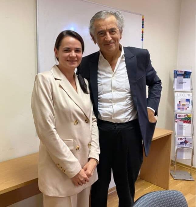 Svetlana Tichanovskaja (kairėje) ir karų bei spalvotųjų revoliucijų Bosnijoje, Sakartvele, Libijoje, Sirijoje, Ukrainoje šaukliu vadinamas filosofas Bernaras Anri-Levi.