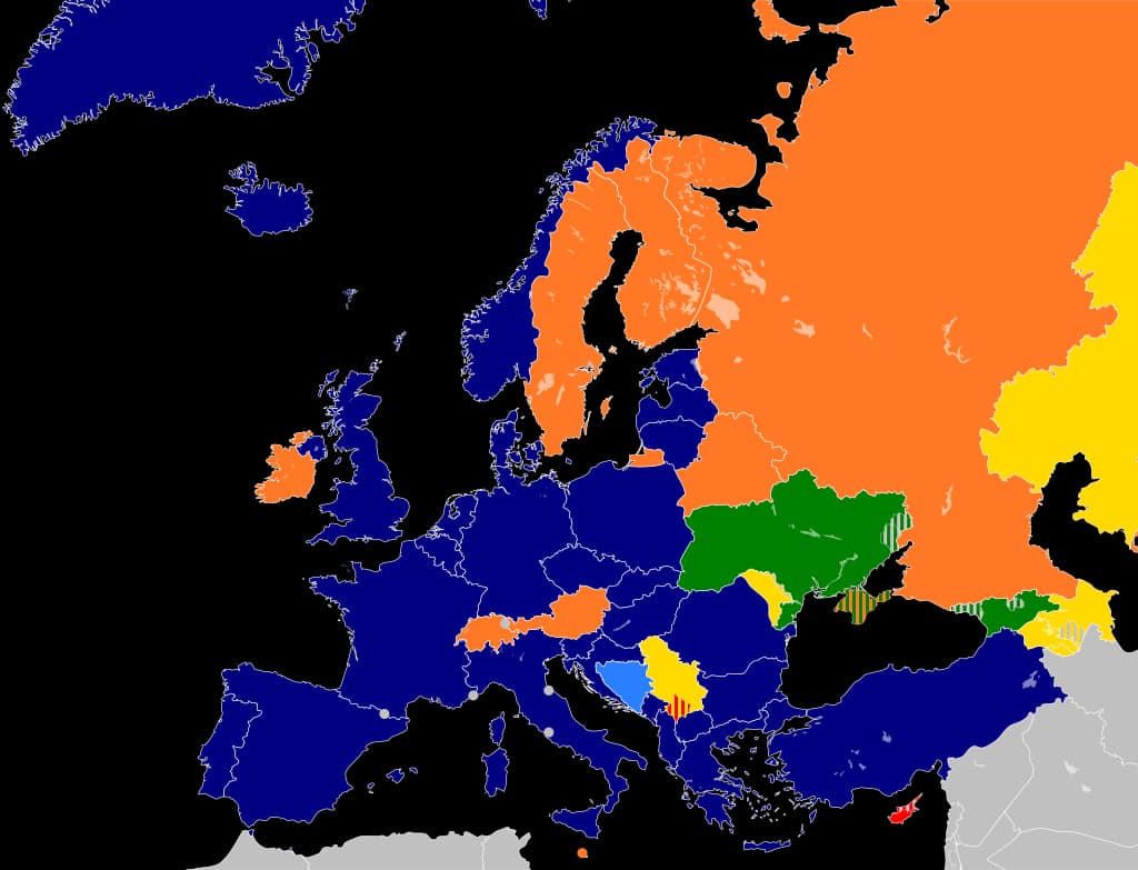 NATO žemėlapis Europoje. Tamsiai mėlyna spalva pažymėtos NATO narės. Oranžine - "taikos partnerės". Žalia - "intensyvus dialogas". Geltona - "individualus partnerystės planas". Žydra - "narystės veiksmų planas". Raudona - "siekianti taikos partnerystės valstybė". Wikipedia.org pieš.