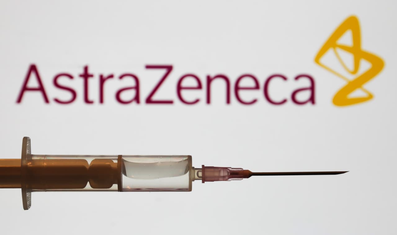 The Lancet straipsnyje apie korporacijos AstraZeneca kuriamą vakciną rašyta, kad net 60 proc. bandymų dalyvių patyrė pašalinius poveikius: karščiavimą, galvos, raumenų skausmus ir kt.