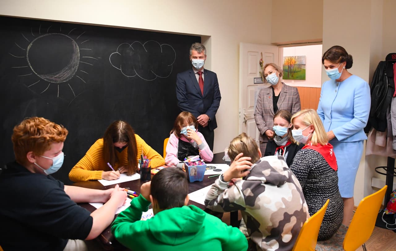 Pirmoji šalies ponia didelį nuolatinį dėmesį skiria bėdžiams. Nuotr. prezidentas.lt