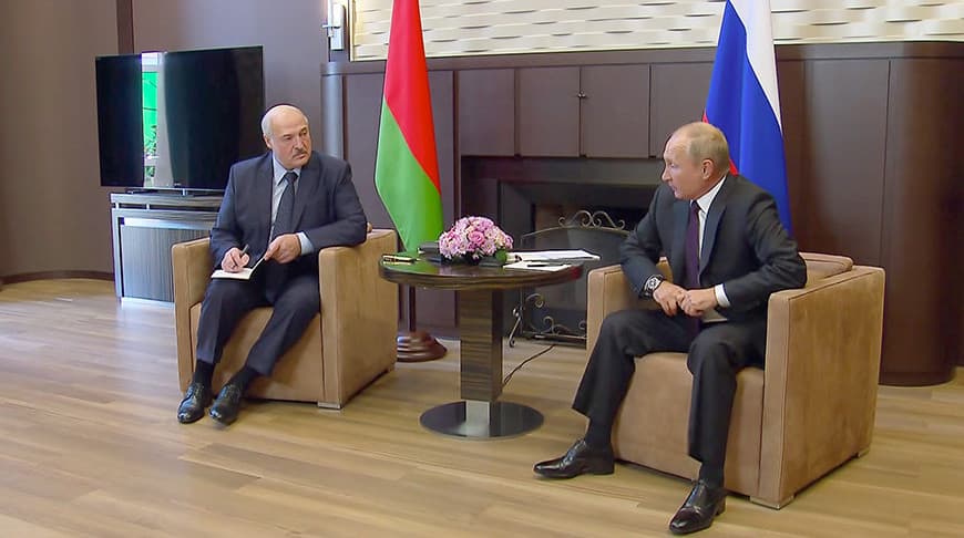 Aleksandras Lukašenka (kairėje) ir Vladimiras Putinas aptaria įvairius abi šalis liečiančius klausimus.