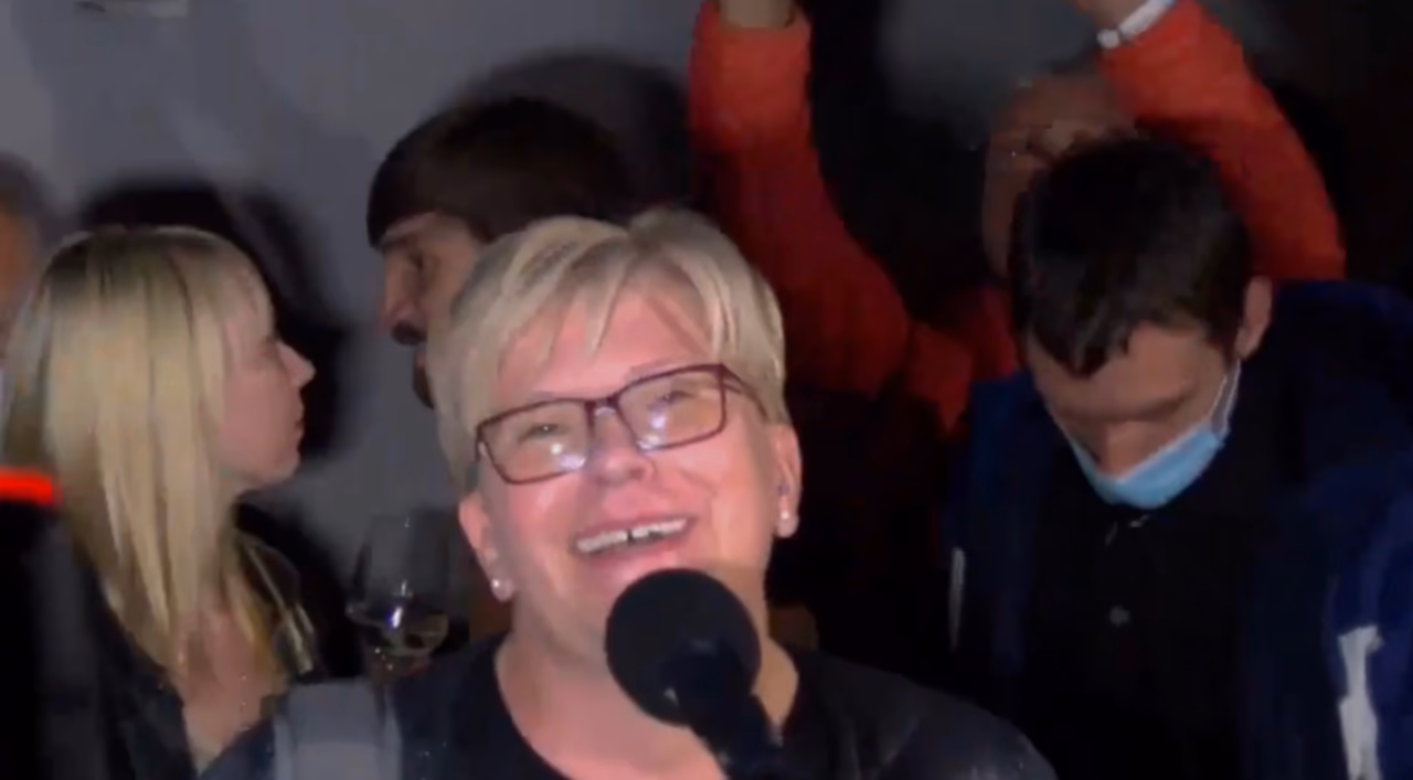 Baltarusijos prezidentės vakarėlio linksmybių akimirka.