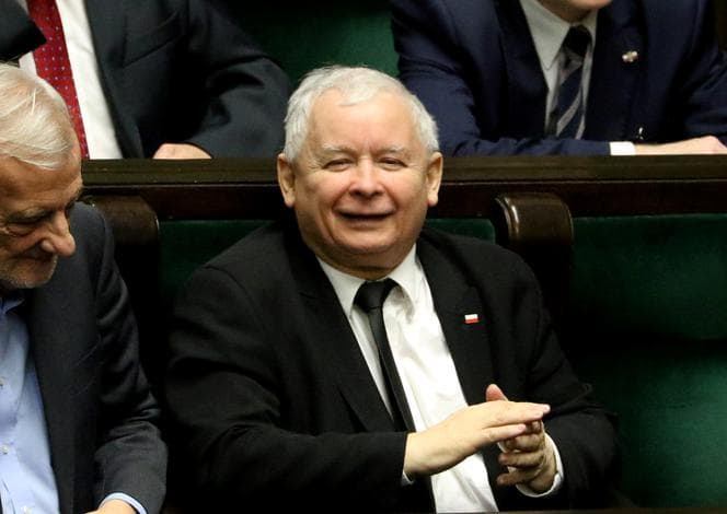 Po dešimties metų lenkų prokurorai, spaudžiami L. Kačinskio brolio Jaroslavo Kačinskio (Jarosław Kaczyński), nusprendė, kad dėl katastrofos kalti rusai, nors nei lenkų, nei kitų valstybių ekspertai nerado jokių įrodymų, patvirtinančių šią versiją.