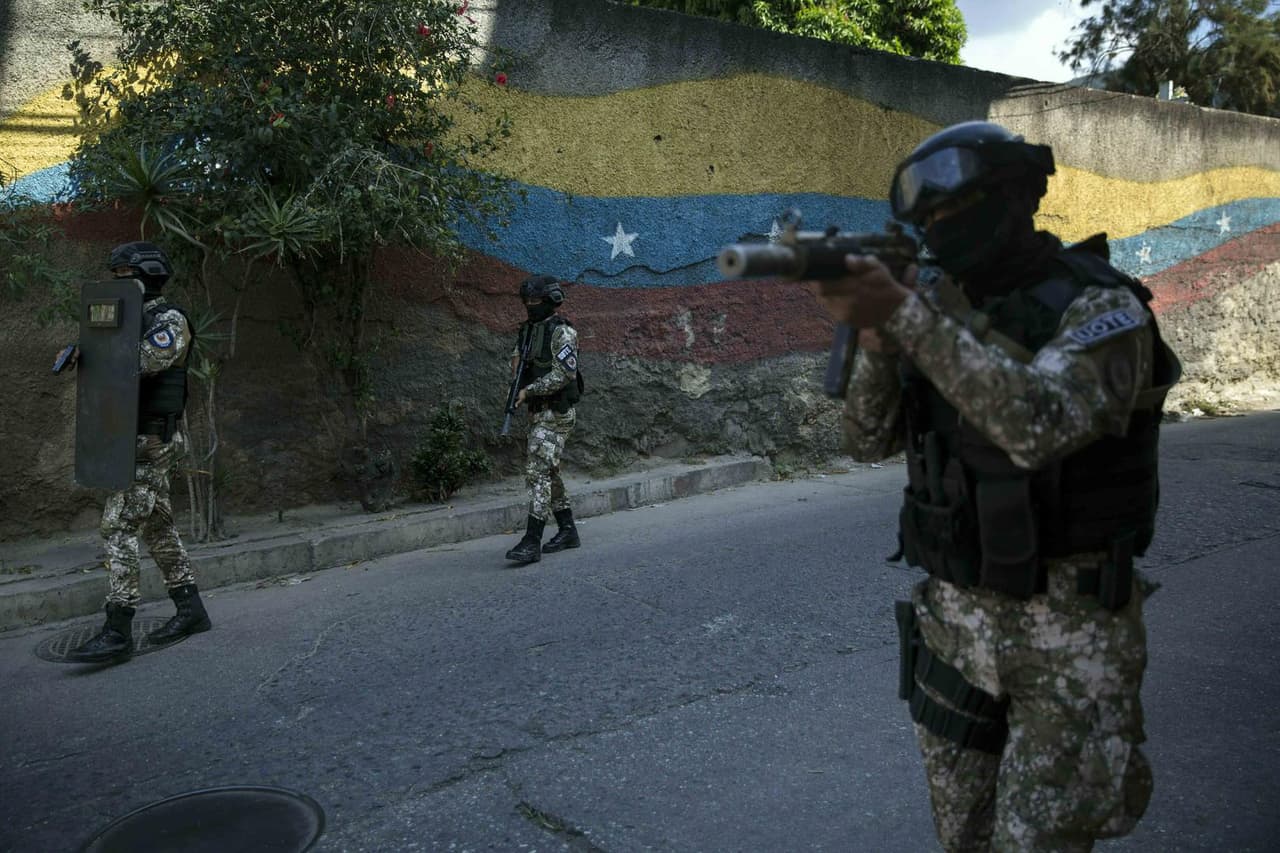 Venesuelos nacionalinei policijai dabar neramios dienos: kasdien tenka kovoti su įvairaus plauko banditais.