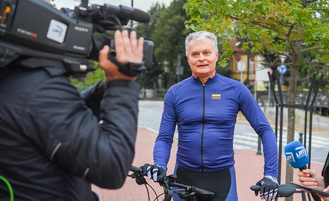 G. Nausėda rodydamas pavyzdį vieną kartą į darbą atvažiavo dviračiu. Nuotr. prezidentas.lt