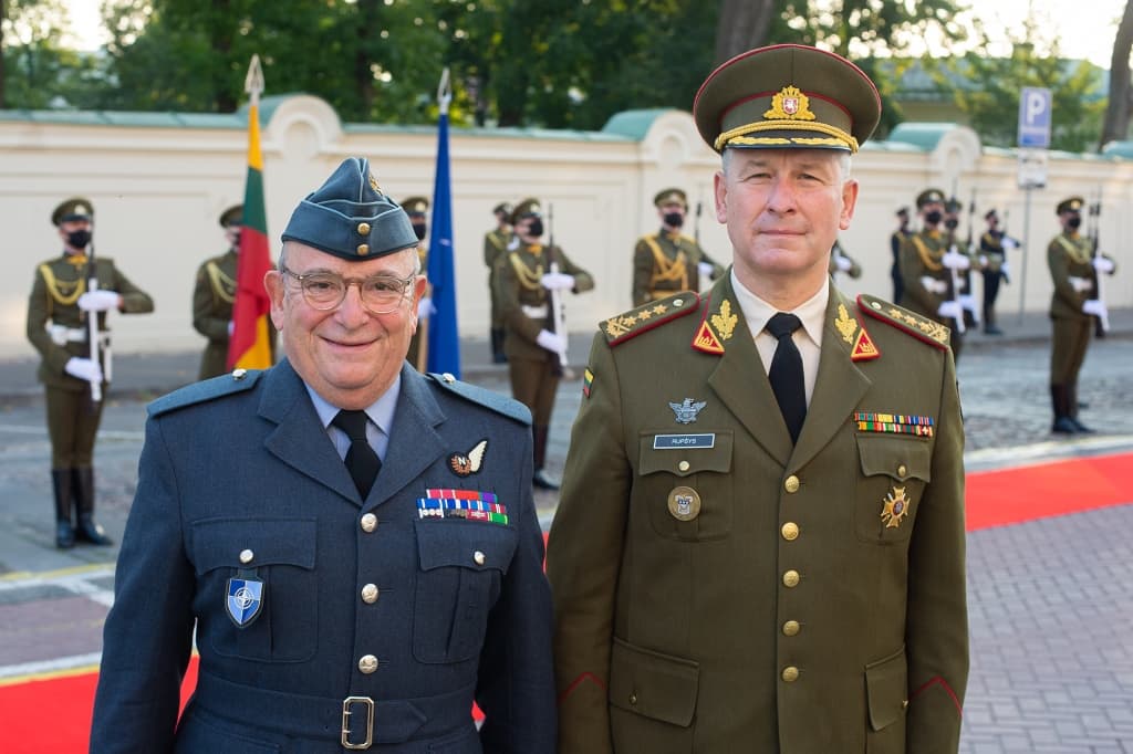 Lietuvos kariuomenės vadas generolas leitenantas Valdemaras Rupšys (dešinėje) ir Jungtinės Karalystės karinių oro pajėgų maršalas, seras Stiuartas Pyčas (Stuart William Peach). Nuotr. aut. Alfredas Pliadis (KAM).