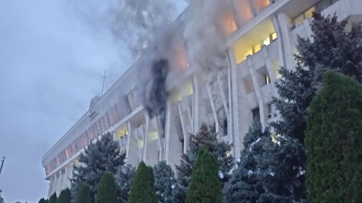 Protestuotojai padegė Biškeko Baltuosius rūmus.