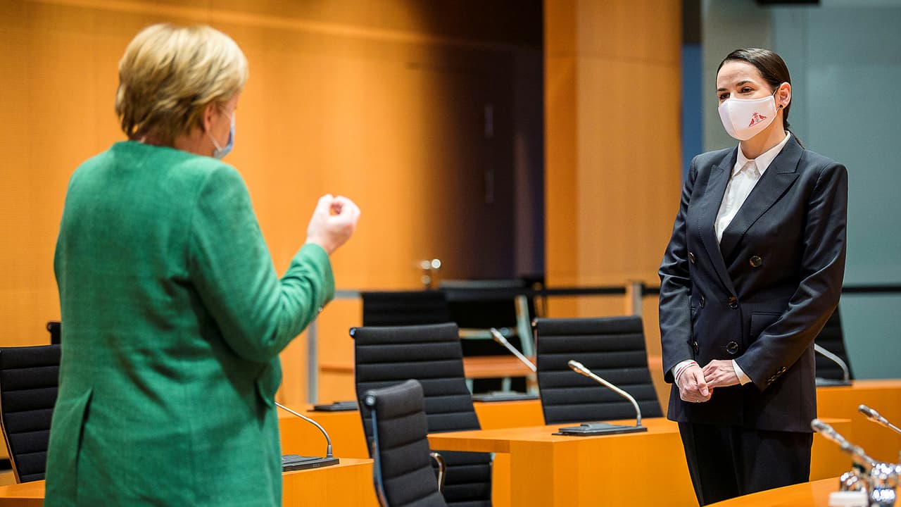 Svetlana Tichanovskaja (dešinėje) ir Angela Merkel.
