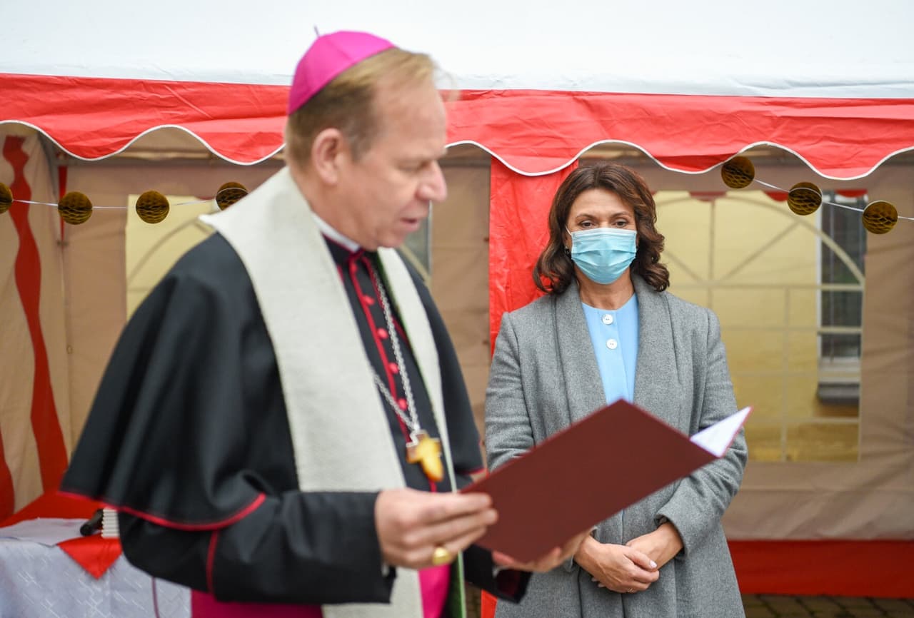 Pirmosios valstybės ponios D. Nausėdienės apsilankymas naujai duris atvėrusiuose Vilniaus arkivyskupijos „Carito“ Laikinuosiuose namuose. Nuotr. prezidentas.lt