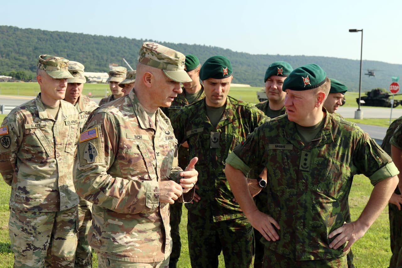 Lietuvos kariuomenės Sausumos pajėgų štabo kariai pratybose JAV treniruojasi atlikti divizijos lygmens operacijas