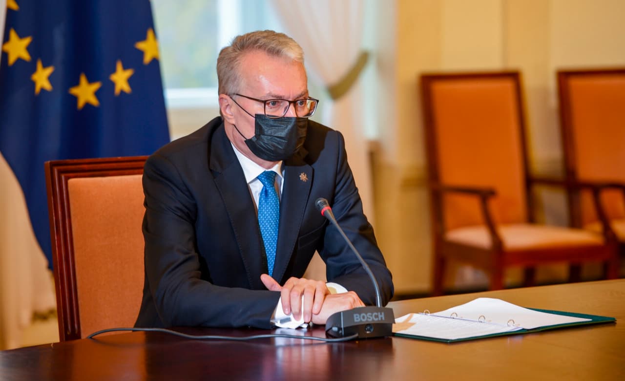 G. Nausėda su madingos juodos spalvos veido kauke tačiau be pirštiniu nuotoliniu būdu atidarė konferenciją. Nuotr. prezidentas.lt