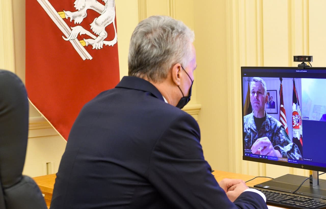 Skirtingai nuo valstybės vadovo, kariuomenės vadas nuotolinio pokalbio metu buvo ne tik be pirštinių, bet ir be veido kaukės. Nuotr. prezidentas.lt
