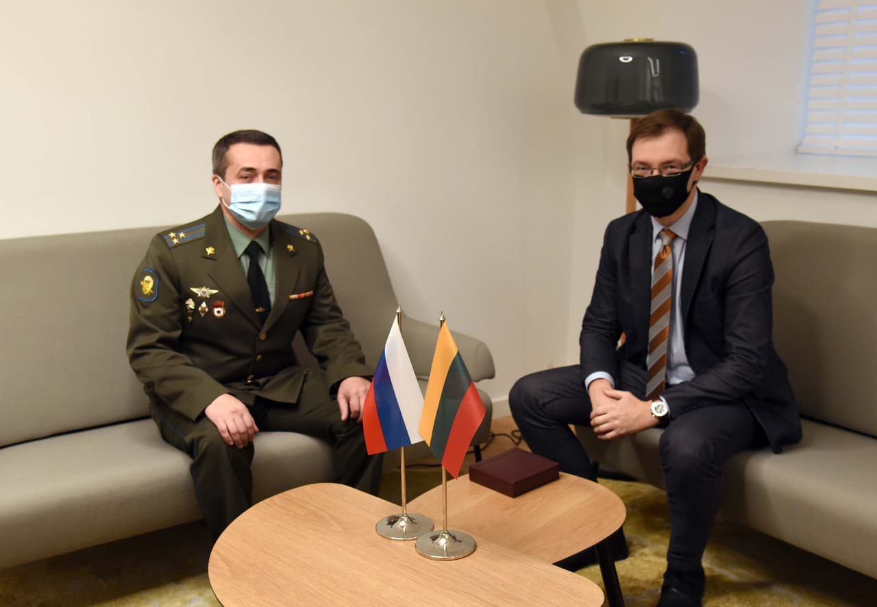 Naujasis Rusijos Federacijos sausumos, jūrų ir oro pajėgų atašė pulkininkas Oleg Davletzjanov (kairėje). Nuotrauka: G. Maksimovicz-Alkema /KAM.