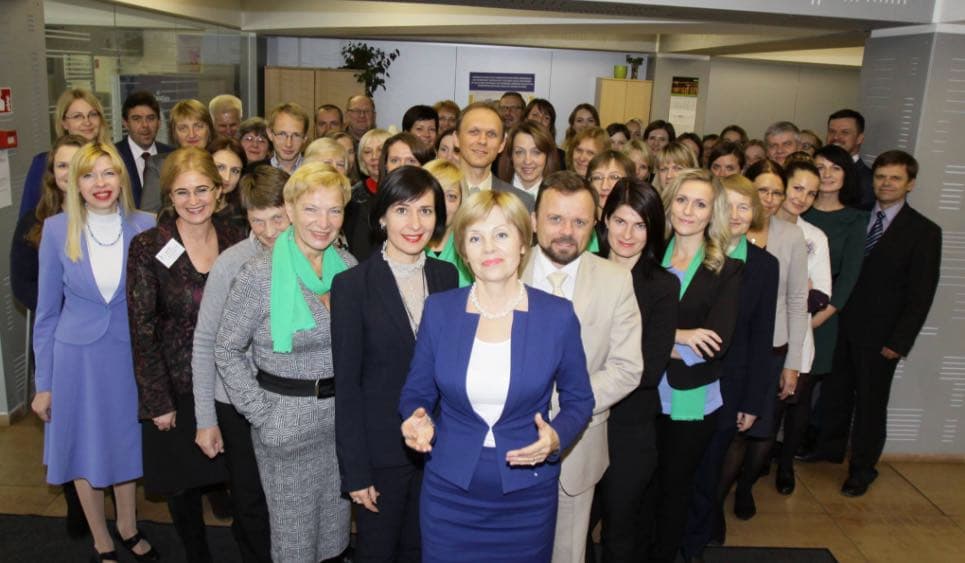 Valstybinės akreditavimo sveikatos priežiūros veiklai tarnybos direktorė Nora Ribokienė (stovi priekyje). Nuotr. facebook.com