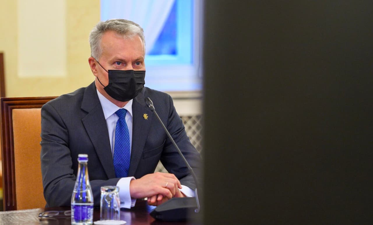 G. Nausėda nuotoliniu būdu megėjas bendrauti su veido kauke. Nuotr. facebook.com