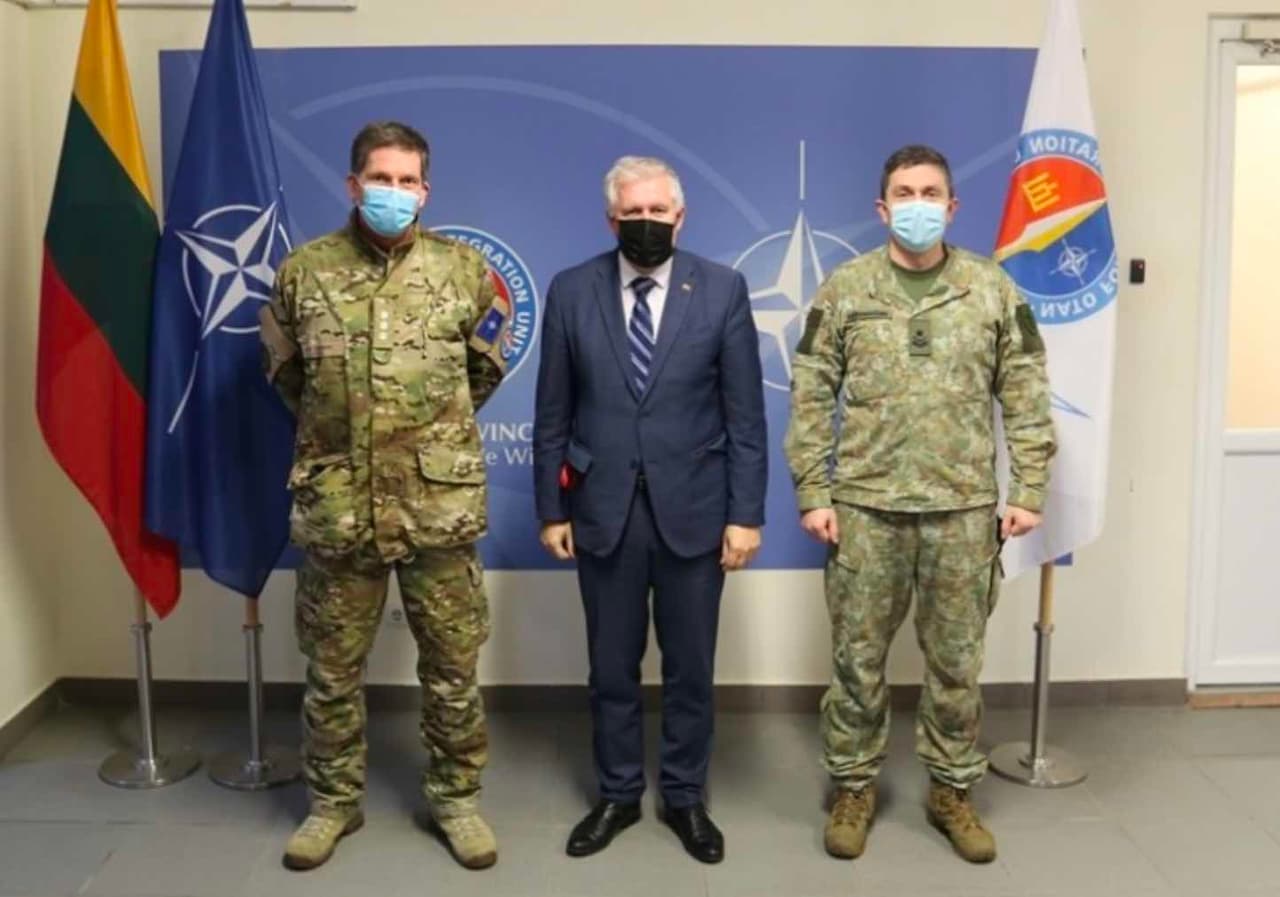 A. Anušauskas (viduryje). Nuotr. kam.lt