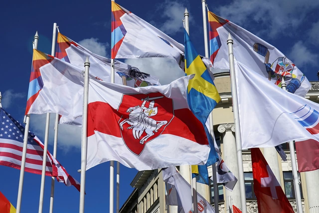 Rygoje Baltarusijos vėliava buvo pakeista į baltai raudoną – reakcijos ilgai laukti nereikėjo