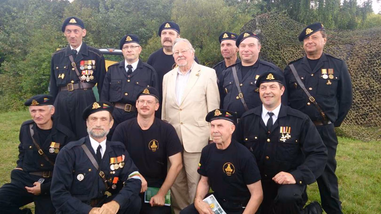 Žmonių partijos patriarchas Vytautas Landsbergis (viduryje šviesiu kostiumu) ilgą laiką kovojęs dėl Deimantės Kedytės, galiausiai palūžo.